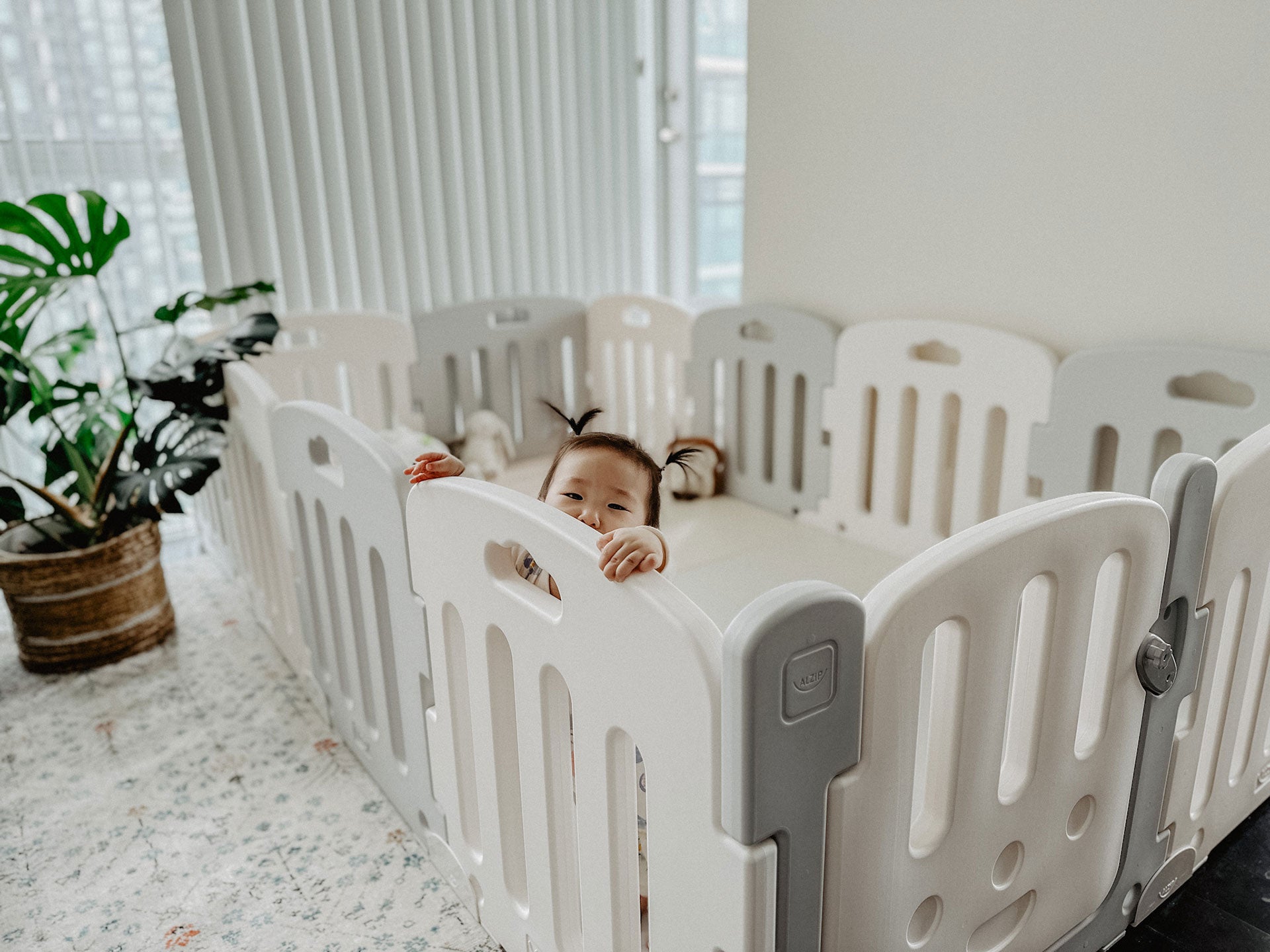 How to Set Up, Clean, and Close a Playpen